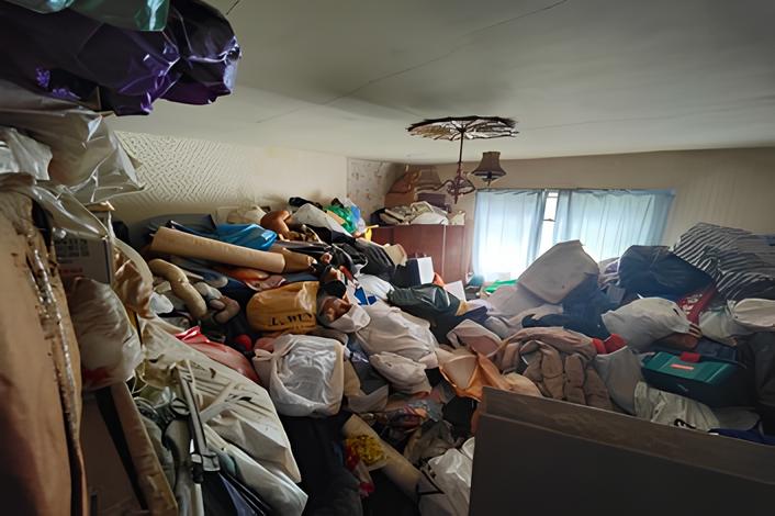 huiskamer met afval