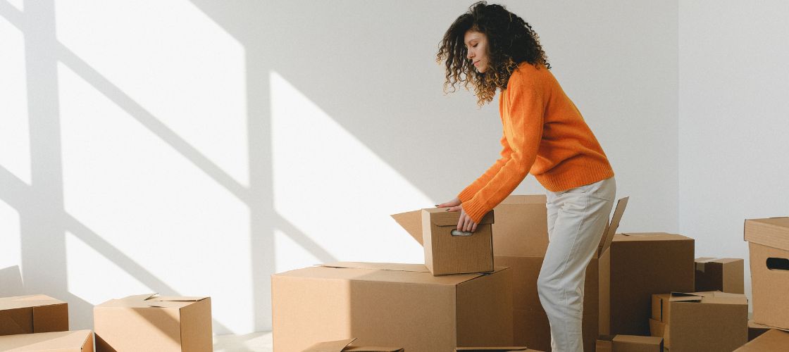 10 Tips voor Verhuizen naar een Kleinere Woning: Eenvoudig en Praktisch Verhuizen naar een kleinere woning is een grote verandering die vaak gemengde gevoelens met zich meebrengt: de opwinding van een frisse start, maar ook onzekerheid over de ruimte, opslag en hoe je je spullen beheert. Downsizen gaat niet alleen over het veranderen van de grootte van je huis, maar ook over hoe je dagelijks leeft en je ruimte gebruikt. Een kleinere woning vraagt om doordachte keuzes over hoe je je spullen opslaat en je ruimte gebruikt. Met de juiste aanpak kan downsizen bevrijdend aanvoelen in plaats van stressvol. Deze gids deelt eenvoudige, praktische tips om soepel, georganiseerd en zonder overweldiging naar een kleinere woning te verhuizen. 1. Sorteer je spullen voordat je gaat inpakken Een van de grootste fouten bij verhuizen naar een kleinere woning is het meenemen van alles wat je hebt zonder kritisch te kijken. Een kleinere woning heeft simpelweg niet genoeg ruimte voor ongebruikte, dubbele of overbodige spullen. Vraag jezelf voordat je begint met inpakken: Gebruik ik dit? Heb ik dit echt nodig? Voegt dit waarde toe aan mijn leven? Op basis van de antwoorden kun je je spullen sorteren in: Bewaren Weggeven Recyclen Weggooien Het eerst sorteren bespaart tijd, geld en energie. Het maakt de verhuisdag gemakkelijker en voorkomt dat je nieuwe woning vanaf het begin vol en druk aanvoelt. Als je hulp nodig hebt bij het verantwoord leegruimen van spullen, bieden de woningontruiming na overlijden en andere ontruimingsdiensten duurzame oplossingen. 2. Meet je nieuwe woning Meubels die mooi staan in een groot huis, kunnen een smalle doorgang blokkeren in een kleinere woning. Ruimte gaat snel op, dus strategisch plannen en meten is essentieel: Meet kamers, deurposten en halways Meet grote meubels Controleer kasten en opslagruimtes Bedenk waar alles moet komen Een eenvoudige plattegrond helpt je te zien wat past en wat niet, zodat je ruimte efficiënt gebruikt. 3. Kies meubels met meerdere functies Multifunctionele meubels zijn ideaal voor kleinere ruimtes. Ze bieden opslag of extra functies zonder extra vloeroppervlak in beslag te nemen. Goede opties zijn: Bedden met laden Slaapbanken Opklapbare tafels Opbergbanken Wandbureaus Nesttafels Zo houd je minder losse meubels en creëer je meer open ruimte. 4. Gebruik de muurruimte Als de vloer beperkt is, kan slimme wandopslag helpen: Wandplanken Haken Hoge kasten Hangende opbergers Organizers boven deuren Dit houdt de vloer vrij, helpt bij organiseren en voorkomt rommel op oppervlakken. 5. Pak slim in Slim inpakken maakt verhuizen veel makkelijker: Label dozen duidelijk Pak per kamer Groepeer vergelijkbare items Houd dagelijkse spullen bij elkaar Maak een “eerste dag doos” met essentiële spullen zoals kleding, toiletartikelen en keukenbenodigdheden Goed inpakken bespaart tijd, stress en verwarring bij aankomst. 6. Plan opslagruimte vroeg Opslag moet een essentieel onderdeel zijn van je verhuisplan: Kastensystemen Onder-bed opbergruimte Ingebouwde planken Opbergdozen Modulaire opbergunits Een goede planning houdt de woning netjes en overzichtelijk. Rommelige opslag creëert snel chaos. 7. Houd het interieur eenvoudig Kleine huizen voelen snel vol als er te veel spullen of meubels zijn. Kies voor: Minder meubels Open ruimtes Lichte kleuren Eenvoudig design Strakke lijnen Laat ruimte tussen items zodat de woning kan “ademen”. 8. Creëer kleine leefruimtes Kleine woningen hebben geen aparte kamer voor alles nodig. Maak kleine zones: Werkhoek Leesstoel Eethoek Slaapruimte Ontspanningsplek Zo voelt elke ruimte nuttig en functioneel. 9. Bereid je emotioneel voor op loslaten Downsizen is niet alleen fysiek, maar ook emotioneel. Sommige spullen dragen herinneringen. Wees vriendelijk voor jezelf en besef dat spullen loslaten niet betekent dat je herinneringen loslaat. 10. Denk op lange termijn, niet alleen aan de verhuizing Richt je huis in voor dagelijks leven, niet alleen voor verhuisdag: Gemakkelijk schoonmaken Eenvoudige opslag Toegankelijkheid Comfort Dagelijkse routines Een goed gepland klein huis ondersteunt je leven en voorkomt frustratie. Verhuizen met Rust en Gemak Verhuizen naar een kleinere woning kan overweldigend lijken, maar met zorgvuldige planning, verstandig sorteren en praktische strategieën wordt het een verfrissende start. Door spullen los te laten die je niet nodig hebt en je nieuwe ruimte efficiënt in te richten, wordt downsizen beheersbaar en zelfs bevrijdend. Voor extra hulp bij het sorteren, doneren of verantwoord leegruimen van spullen, biedt Kringloop Gemini ondersteuning zodat je verhuisdag en het inrichten van je nieuwe woning soepel en met rust verloopt.